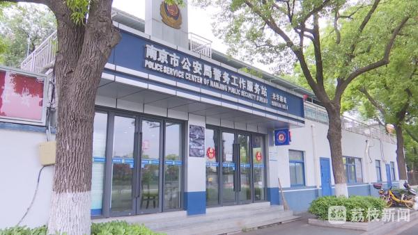 富明配资 凌晨老人脚卡电梯 警民合力硬抬电梯施救