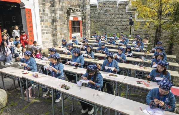 速配发金融网 秭归绣娘“绣”出乡村振兴新图景